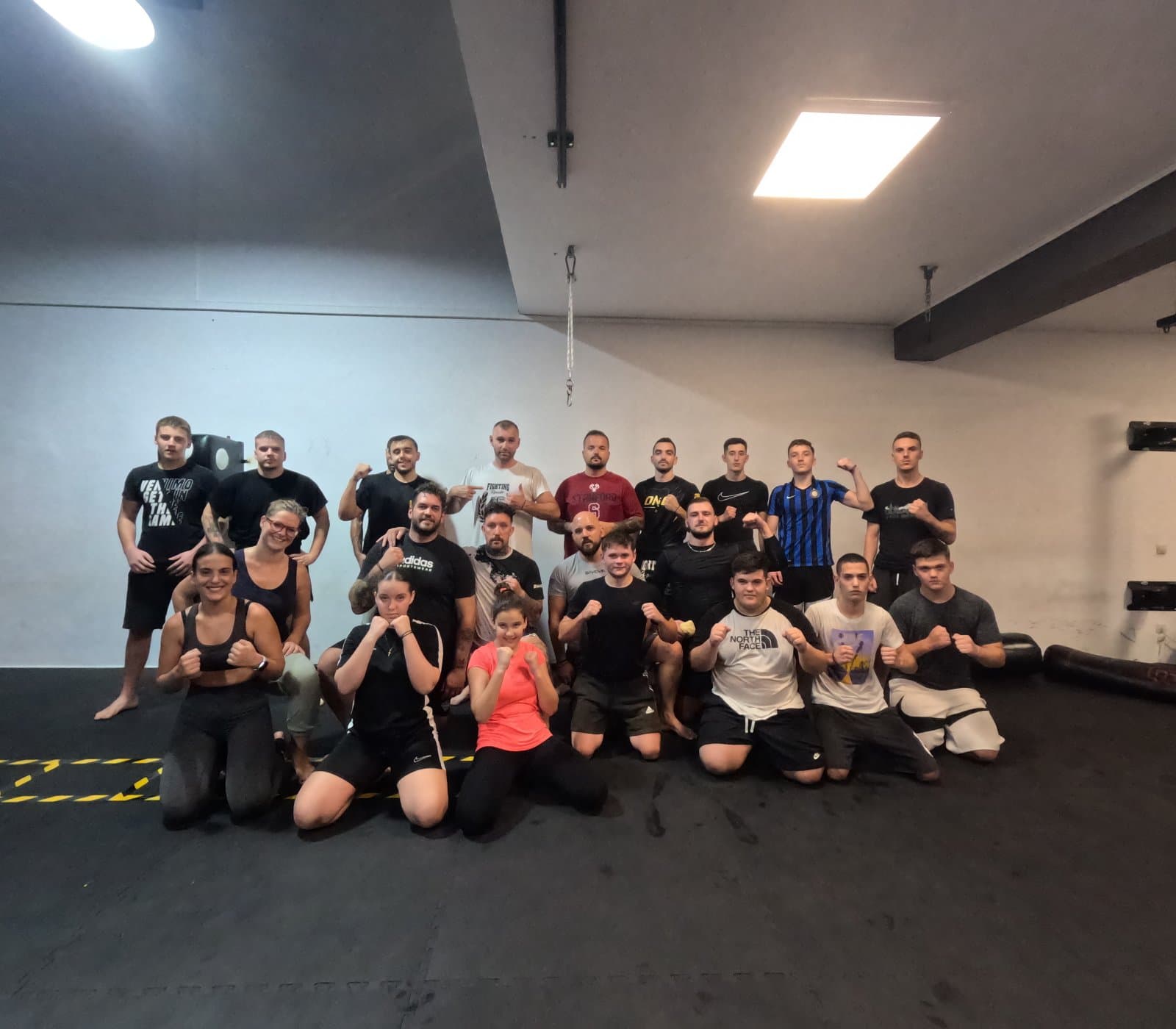 Η Ομάδαμας στο Fighting Rooster Κυψέλη